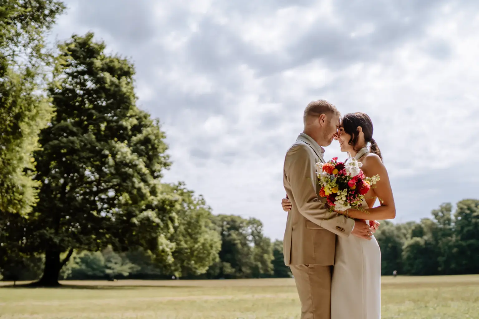 Brautpaar im Schatten der Bäume nach der Trauung