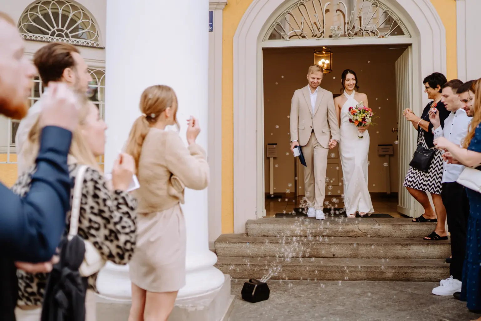 Brautpaar nach der Trauung in der Mandlstraße in München