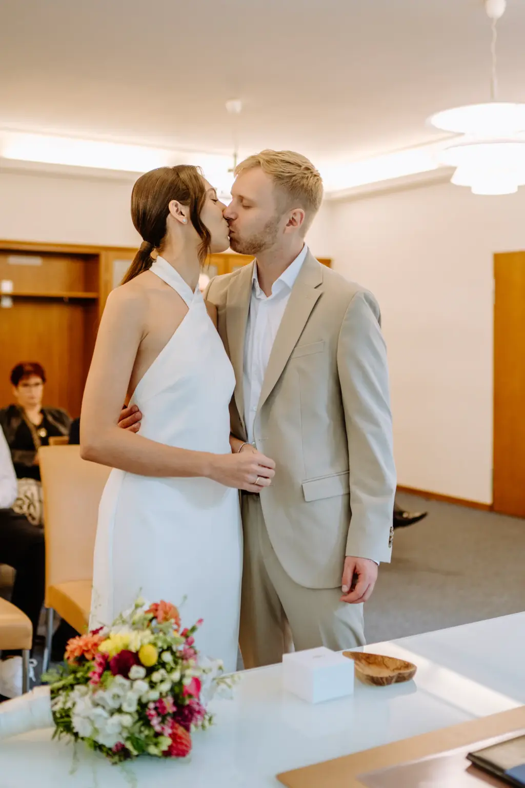 Der erste Kuss nach der Trauung