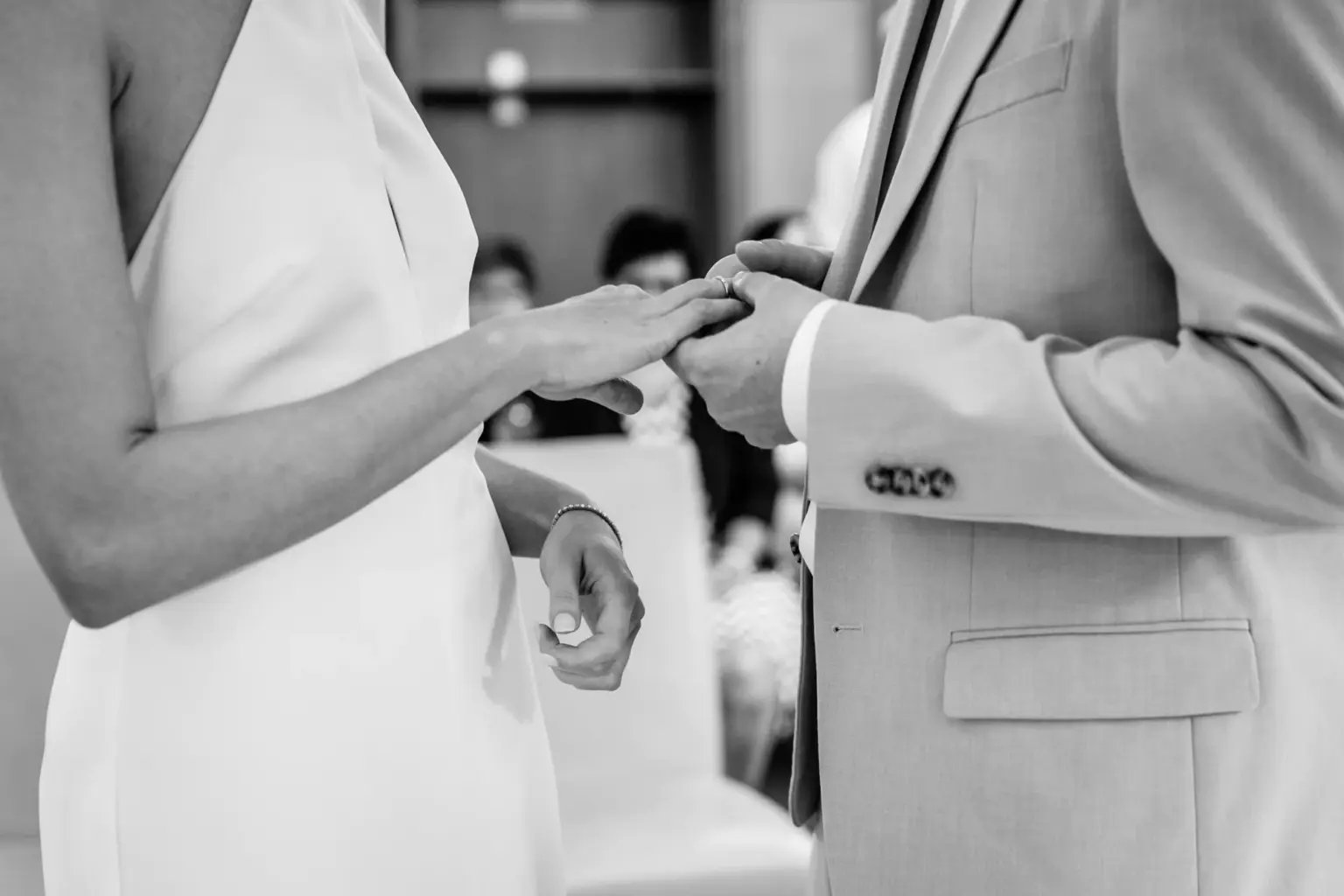 Ringtausch bei der kleinen standesamtlichen Hochzeit in München