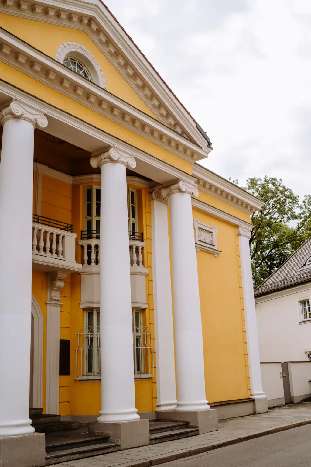 Standesamtliche Hochzeit in der Mandlstraße München an einem Sommertag