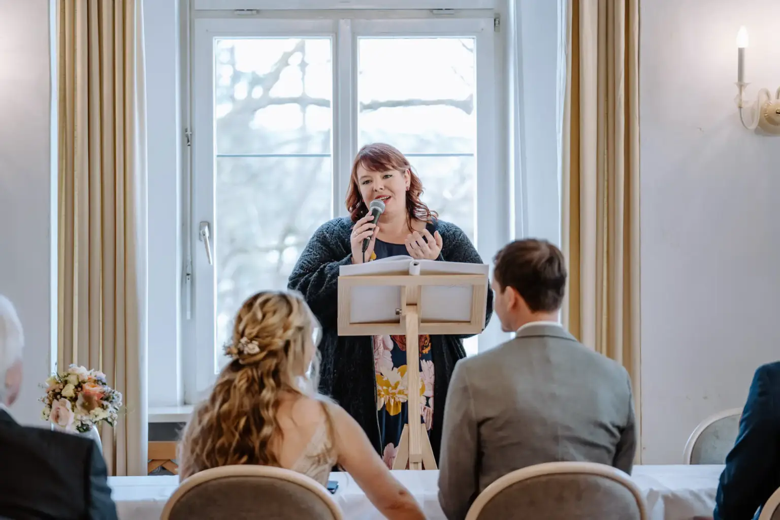 Kathi Heddrich führt durch die Trauung