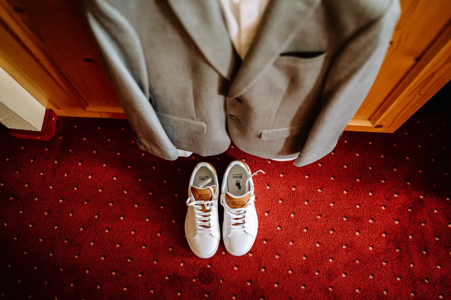 Hochzeitsdetails beim Getting Ready des Bräutigams im Hotel