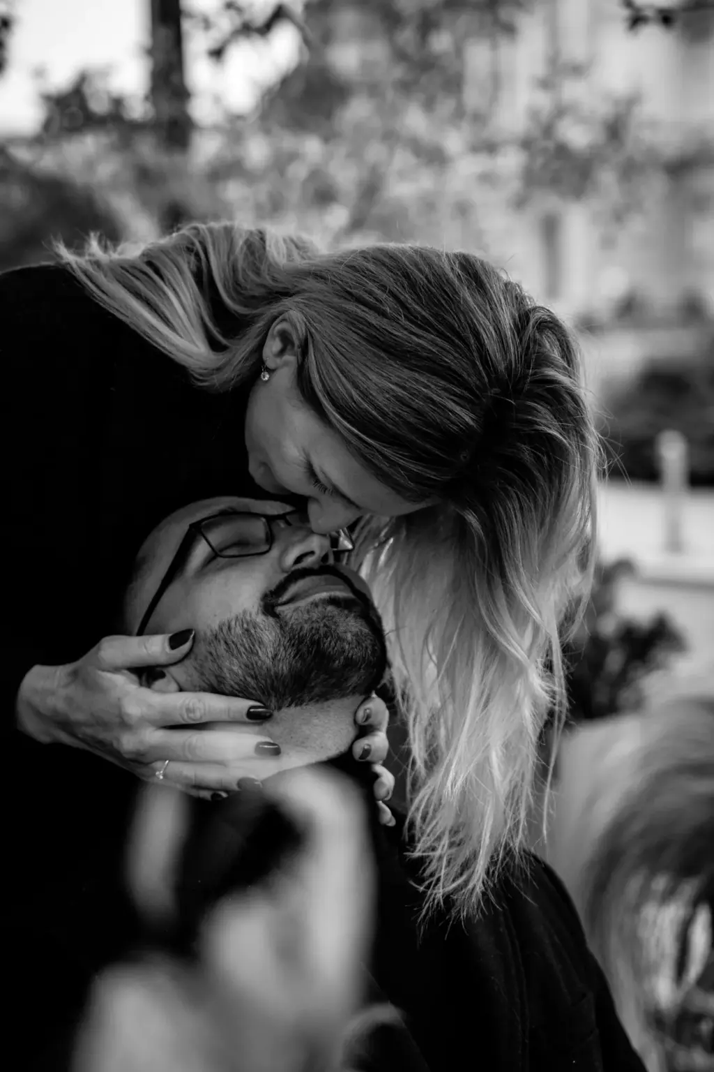 Verliebte Fotos von einem Paar in schwarz weiß