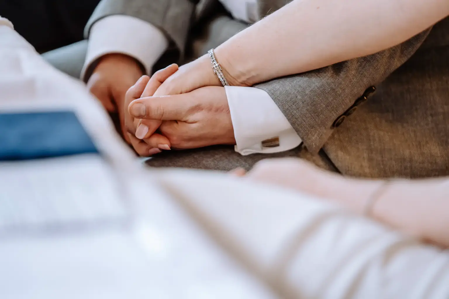 Brautpaar während der standesamtlichen und freien Trauung in Polling