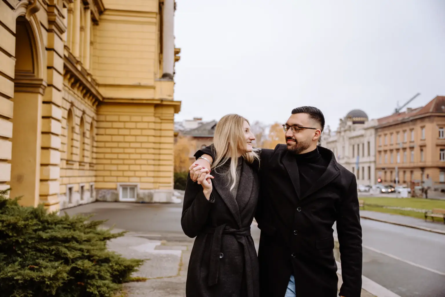 Verlobtes Paar genießt gemeinsame Zeit in Zagreb