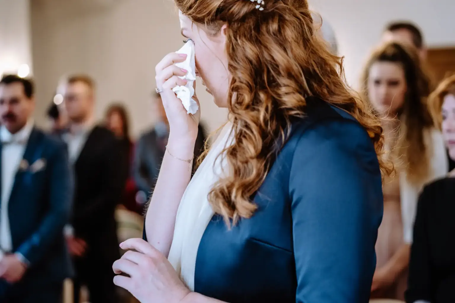 Hochzeitsfotograf hält emotionale Momente bei der Trauung in Polling fest