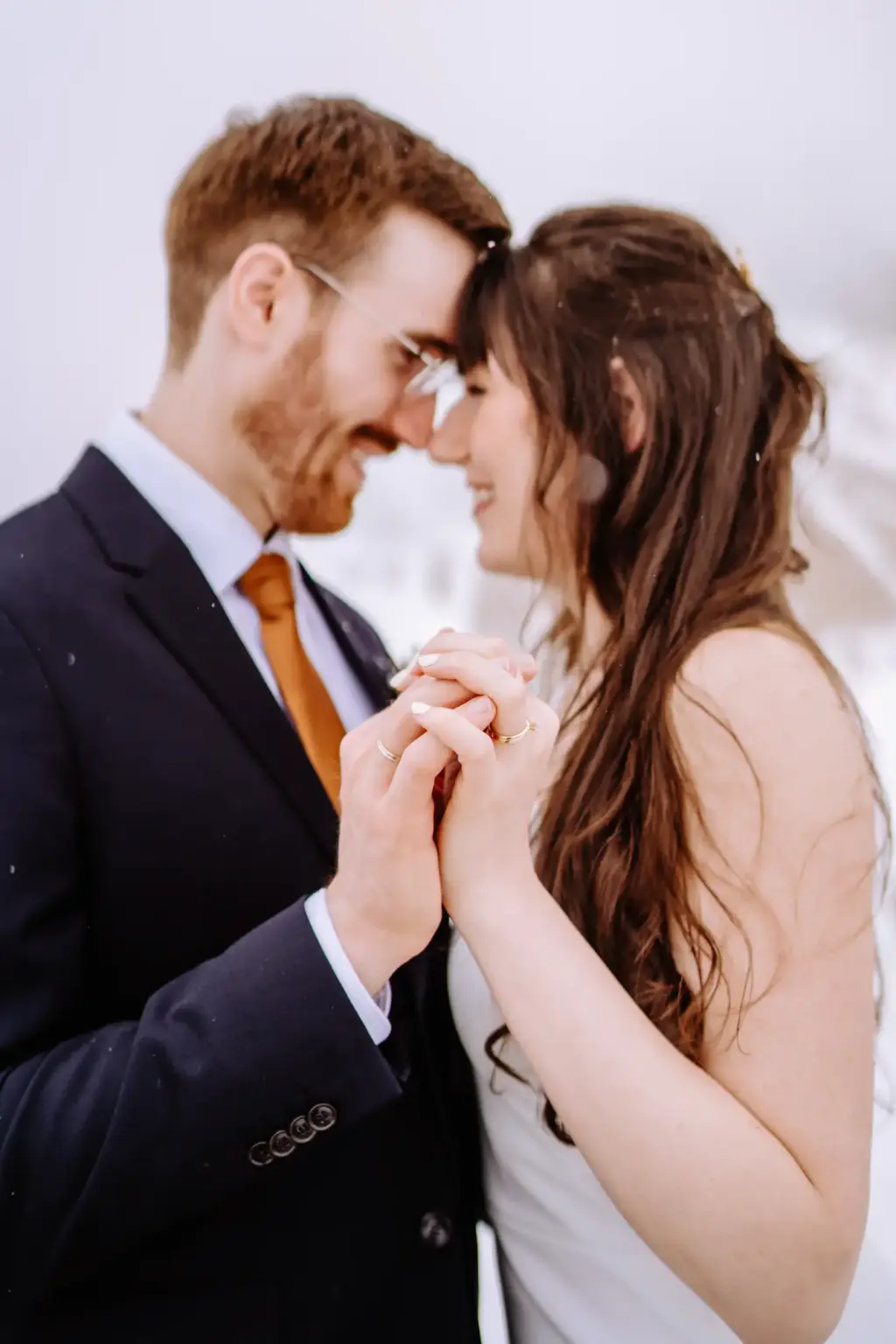 Brautpaar genießt einen stillen Moment für sich