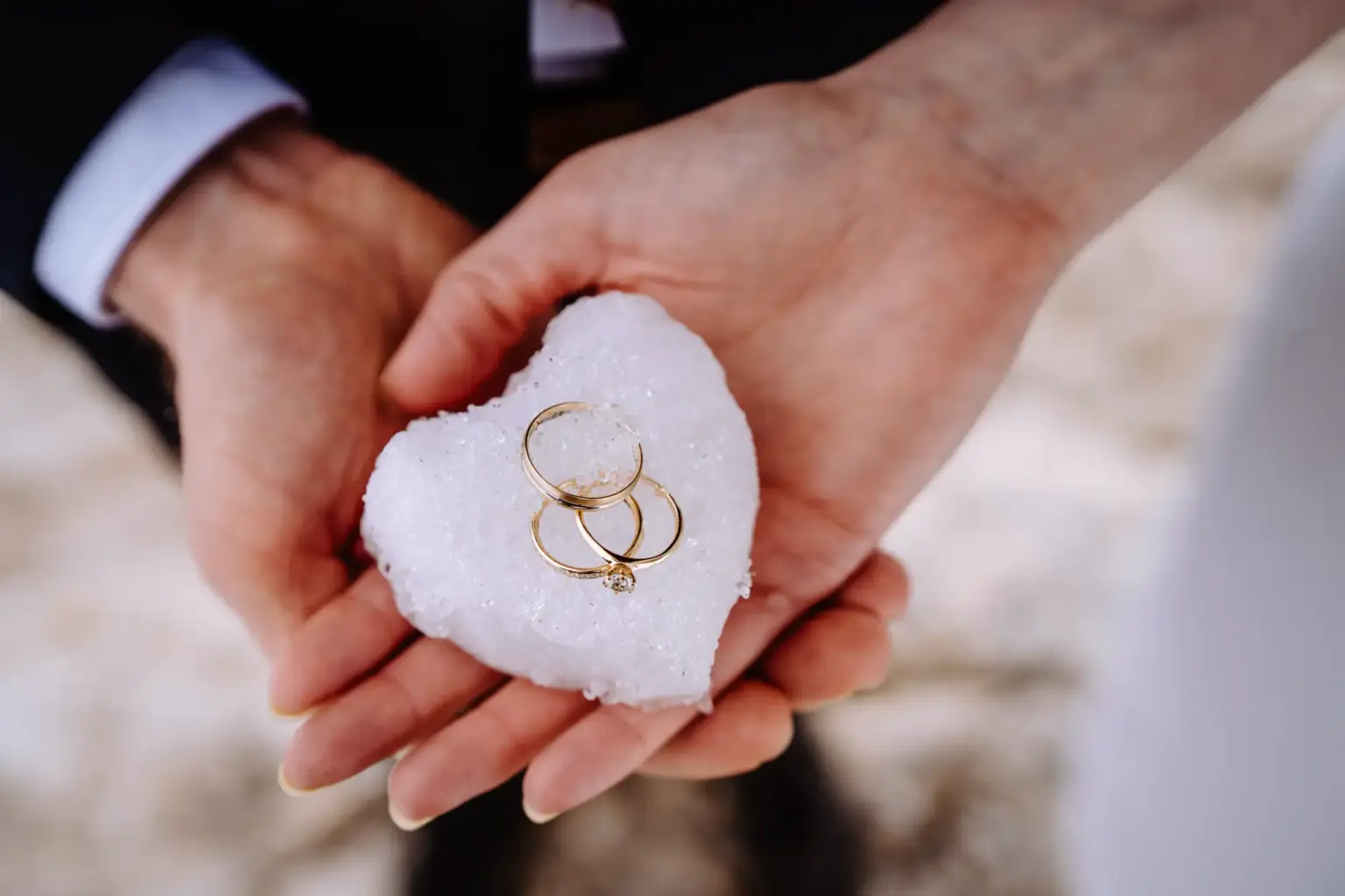 Eheringe auf einem Schneeherz