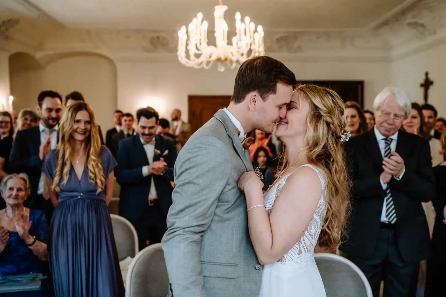 Kuss bei der standesamtlichen Trauung