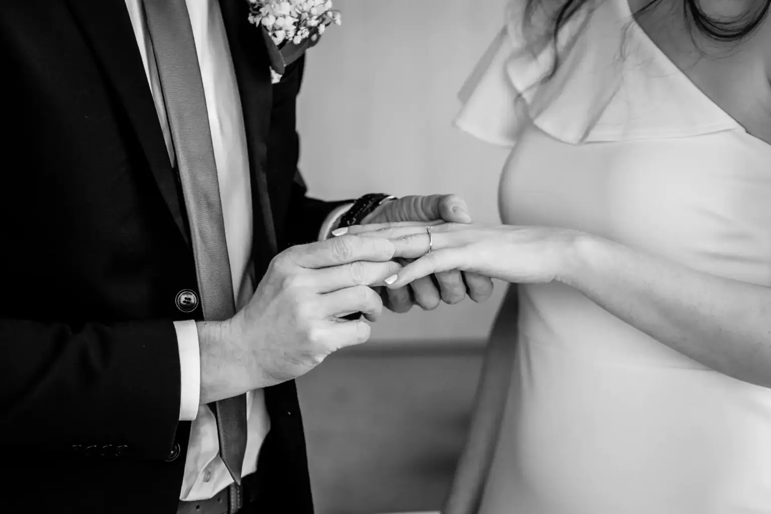 Bräutigam steckt Braut den Ring an