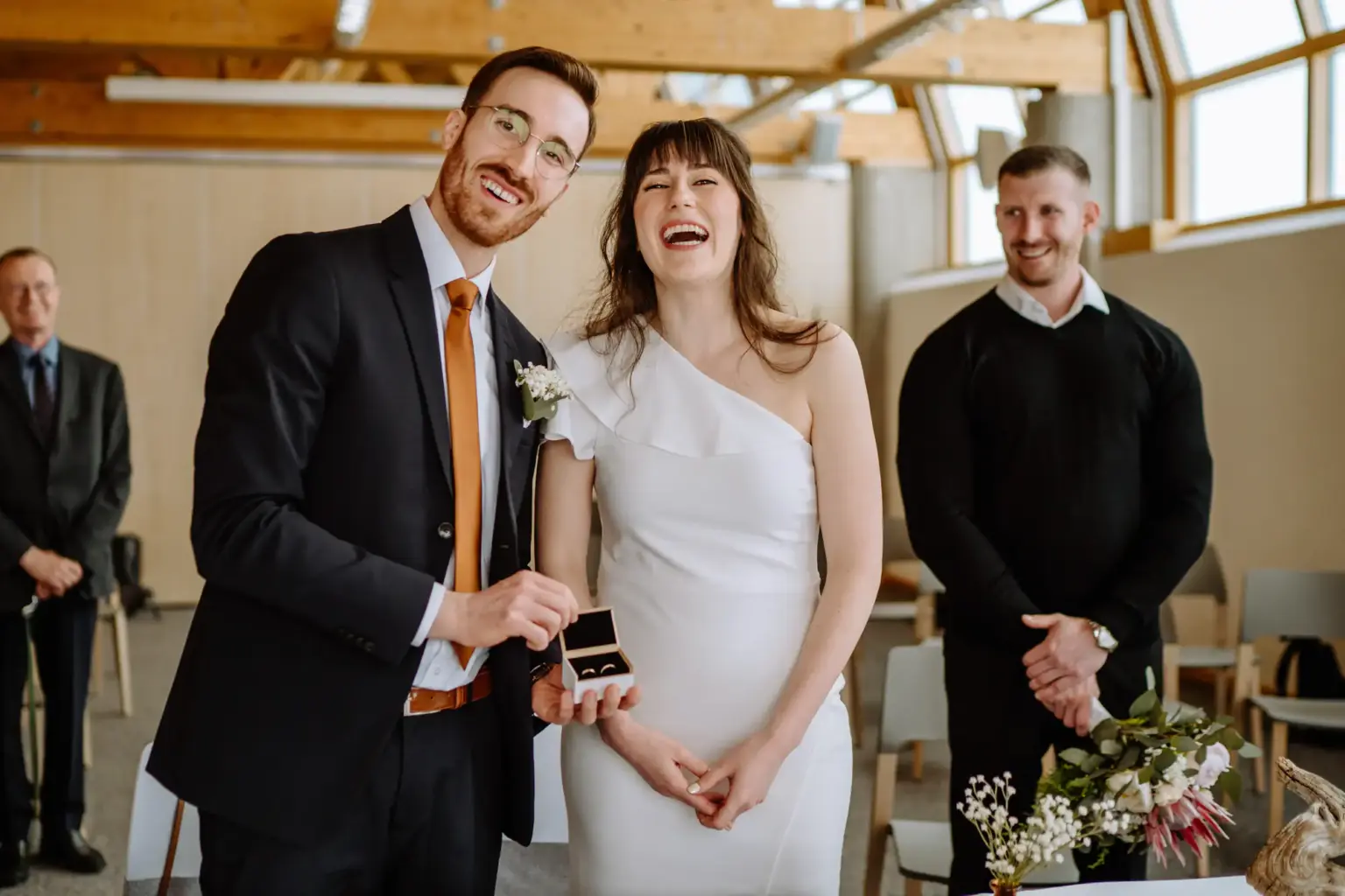 Emotionale Trauung umgeben von Schnee und Bergen