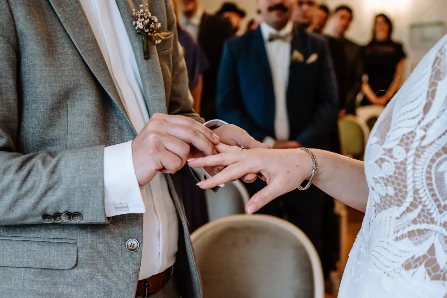Detailaufnahme der Hände beim Ringtausch während der Trauung
