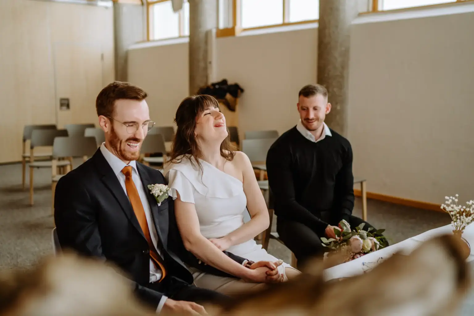 Brautpaar während der Trauung hoch oben in den Bergen