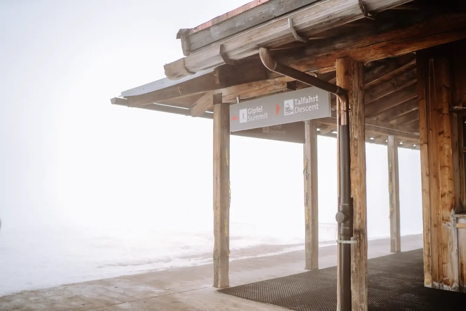 Ankommen auf der nebligen Zugspitze