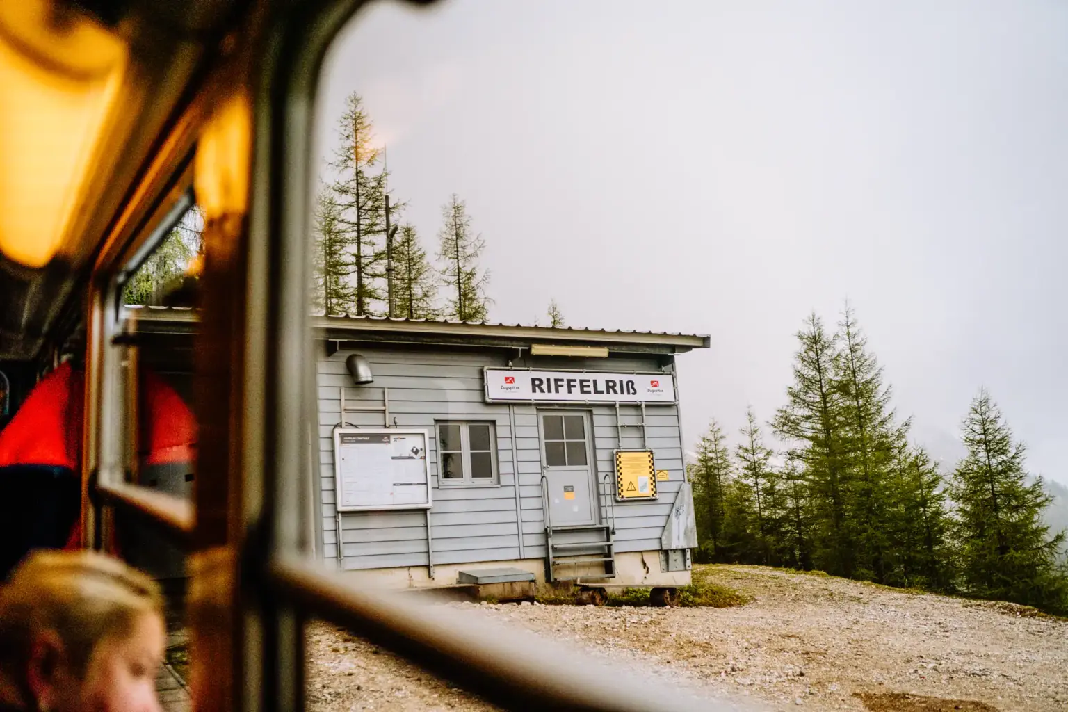 Vorfreude vor der gemeinsamen Fahrt mit der Zahnradbahn