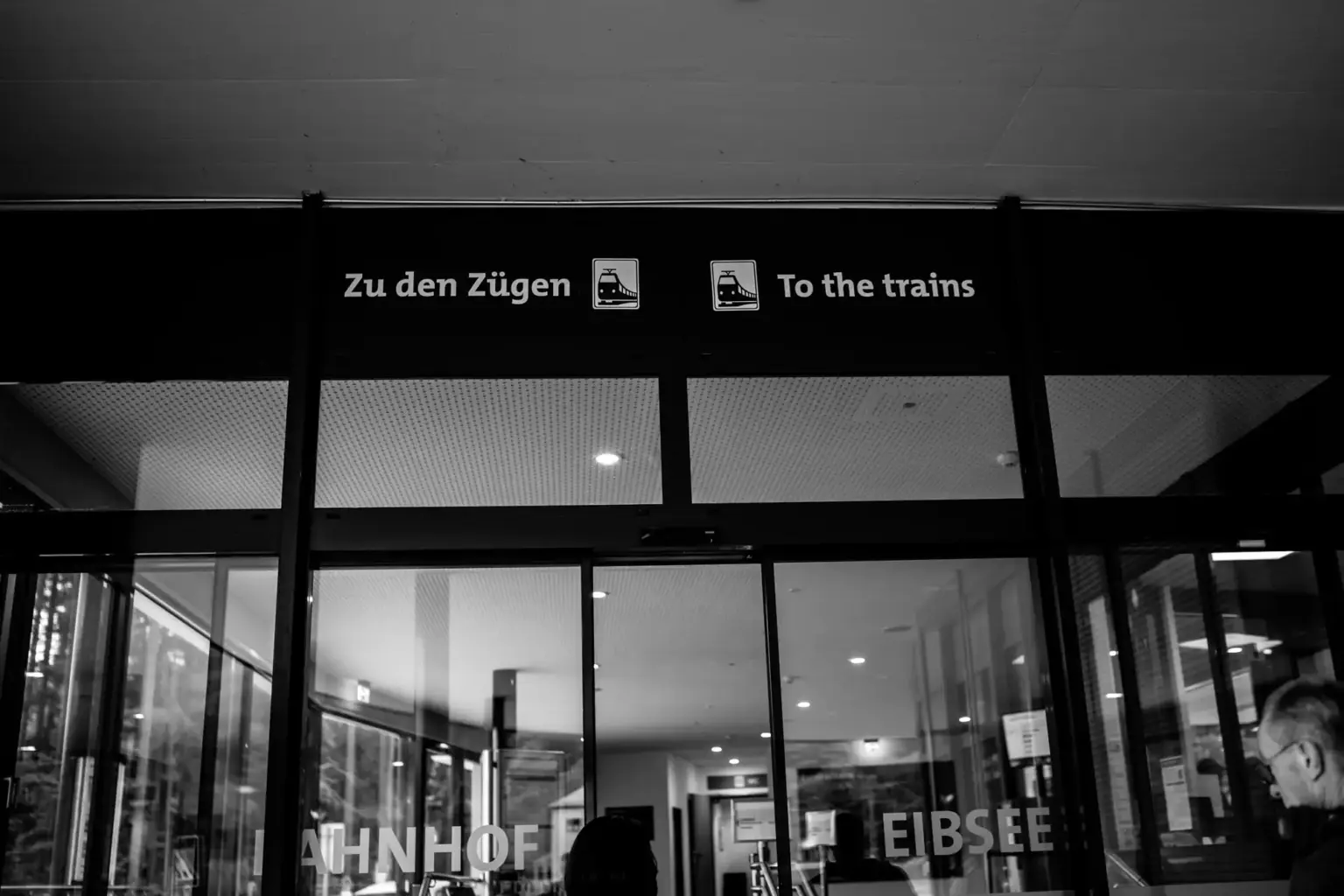 Brautpaar mit Gästen vor der Fahrt zur Zugspitze