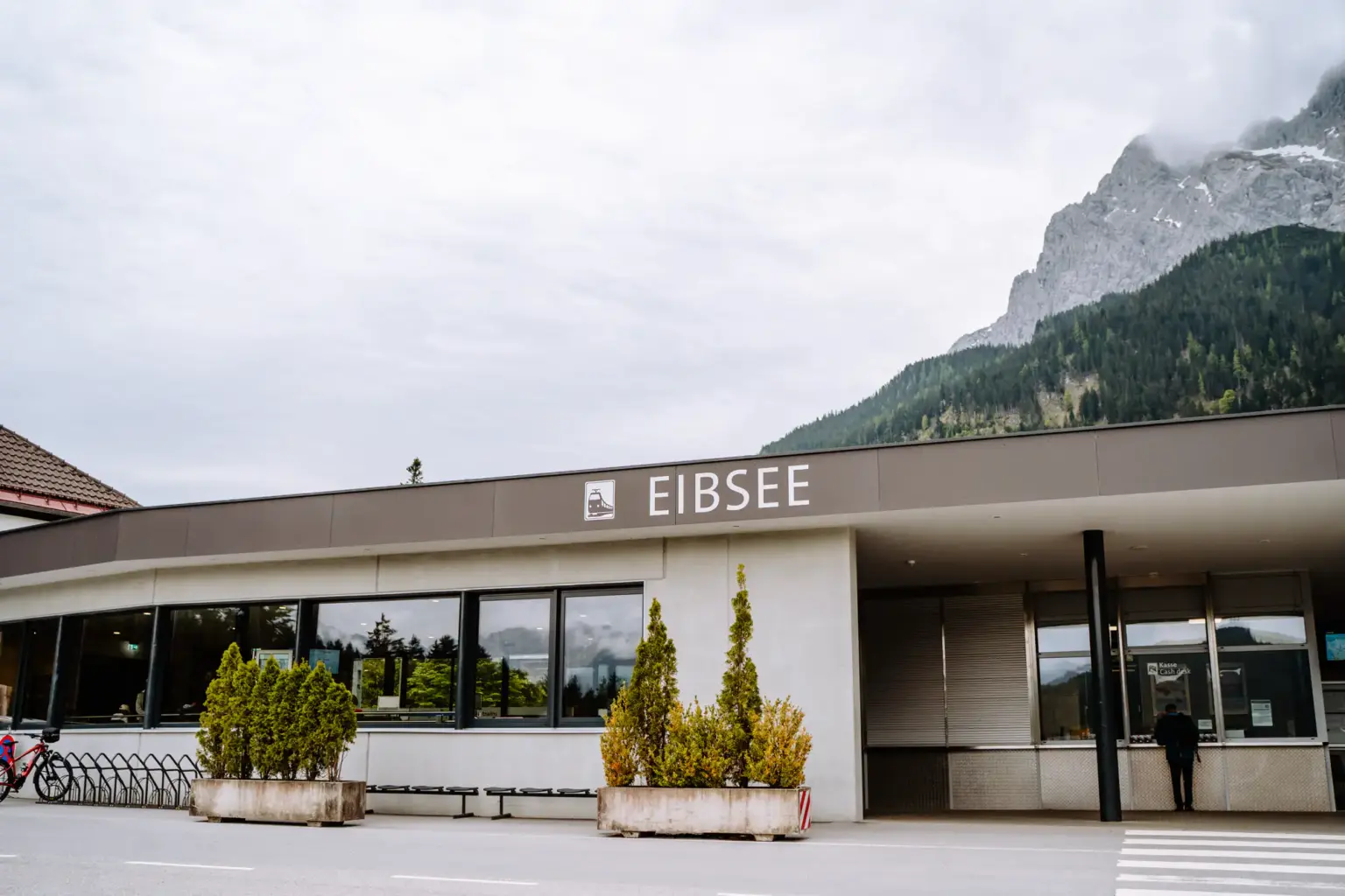 Hochzeitsgesellschaft trifft sich am Parkplatz Eibsee