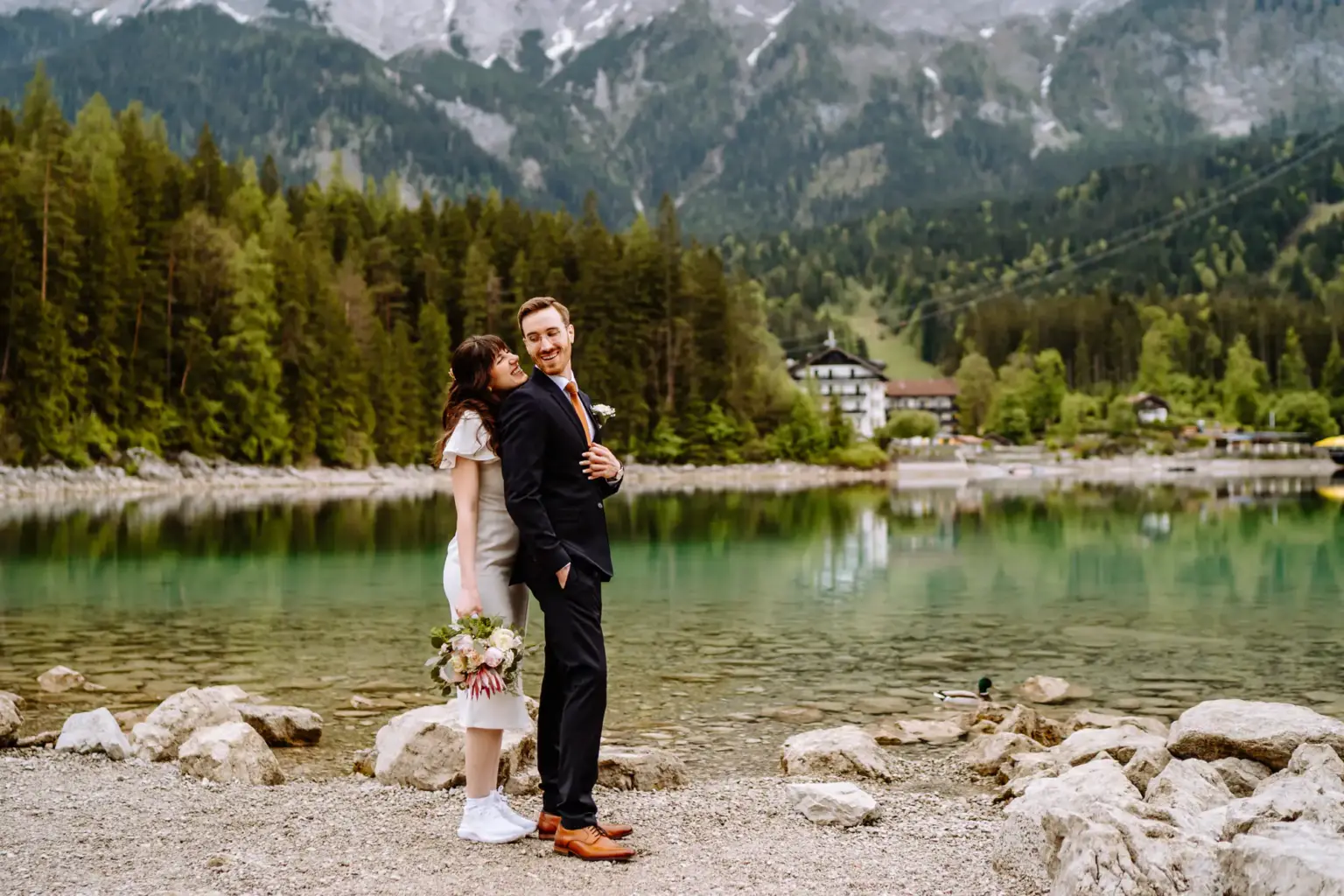 Braut und Bräutigam beim Fotoshooting am Eibsee