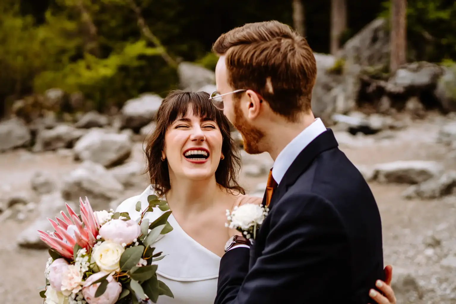 Glückliche Momente beim den Hochzeitsfotos