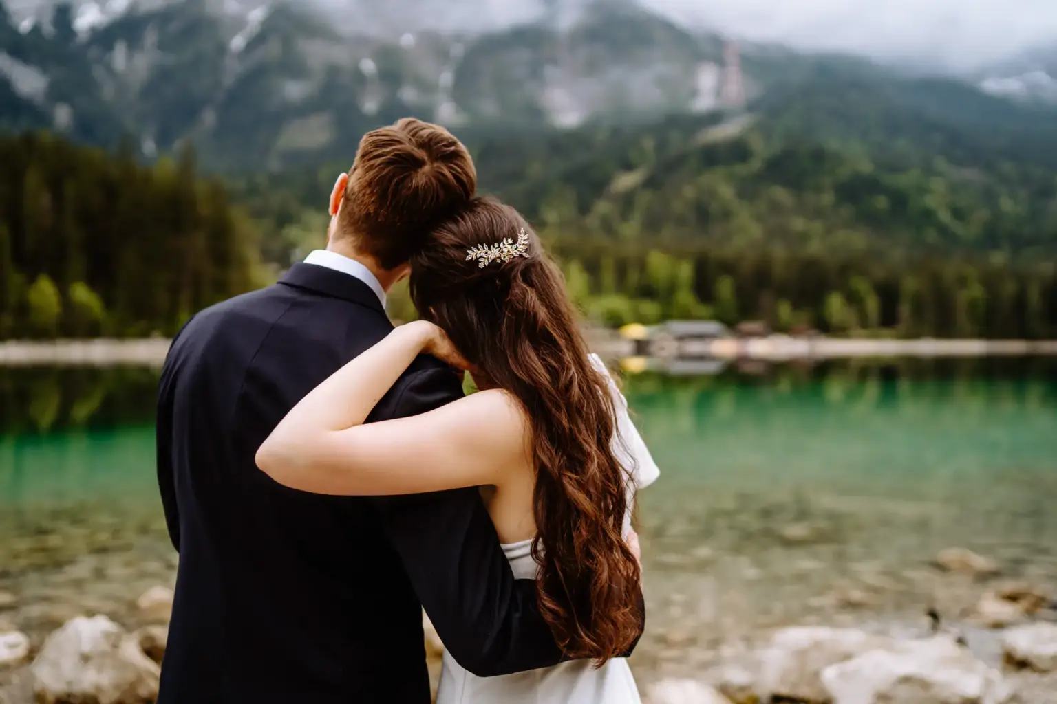 Braut und Bräutigam schauen glücklich über den Eibsee