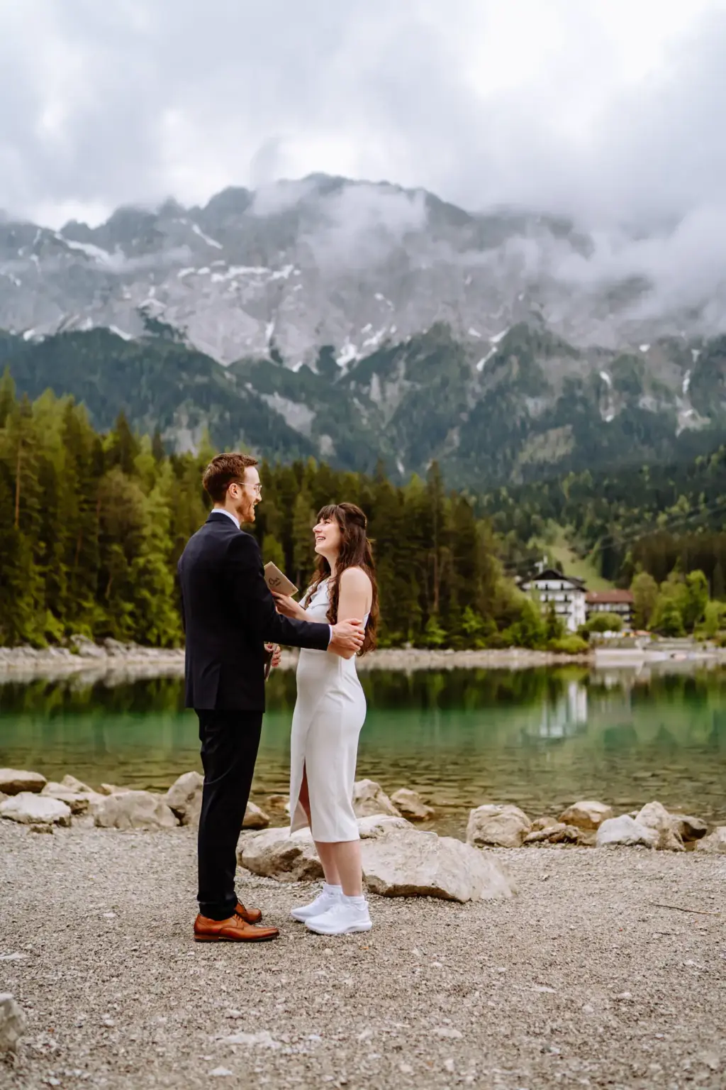 Glückliches Paar bei den Hochzeitsfotos am Eibsee am Fuß der Zugspitze