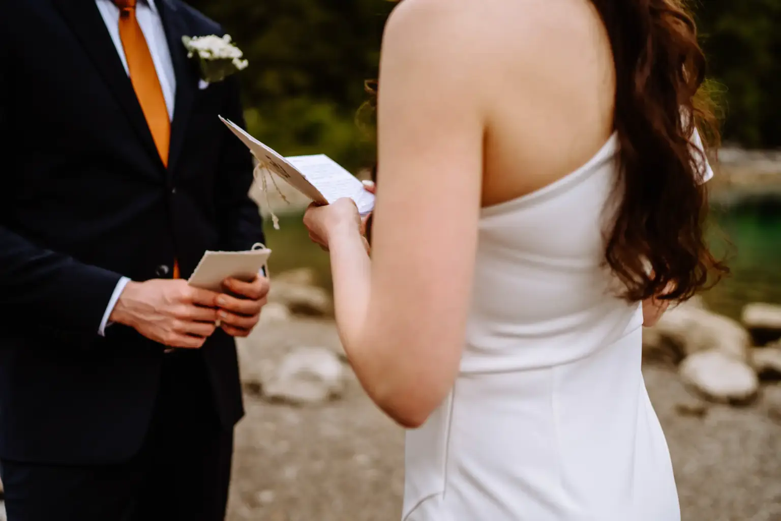 Paar liest sich persönliche Worte beim Paarshooting vor