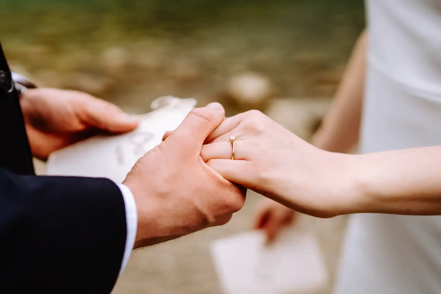 Bräutigam hält die Hand seiner Frau