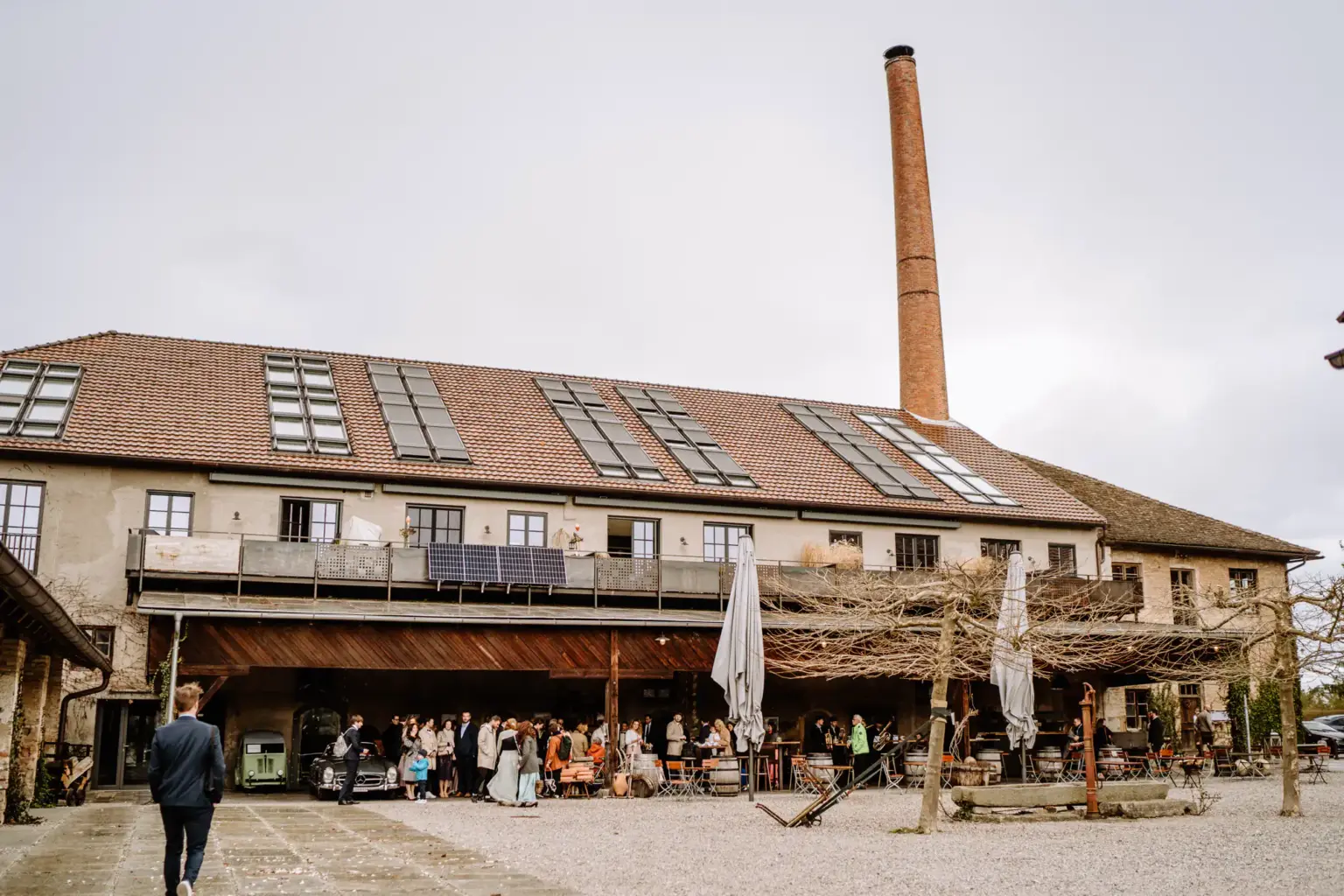 Sektempfang mit Hochzeitsgästen in der alten Ziegelei Polling