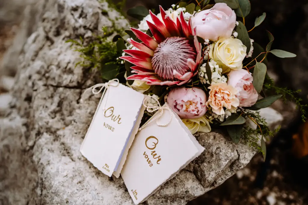 Wundervoller Brautstrauß auf einem Stein