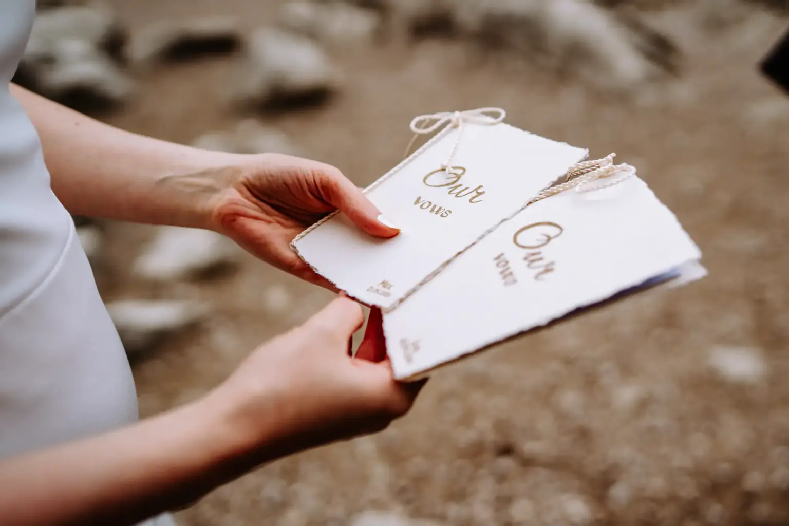 Braut hält die Ehegelübde in der Hand