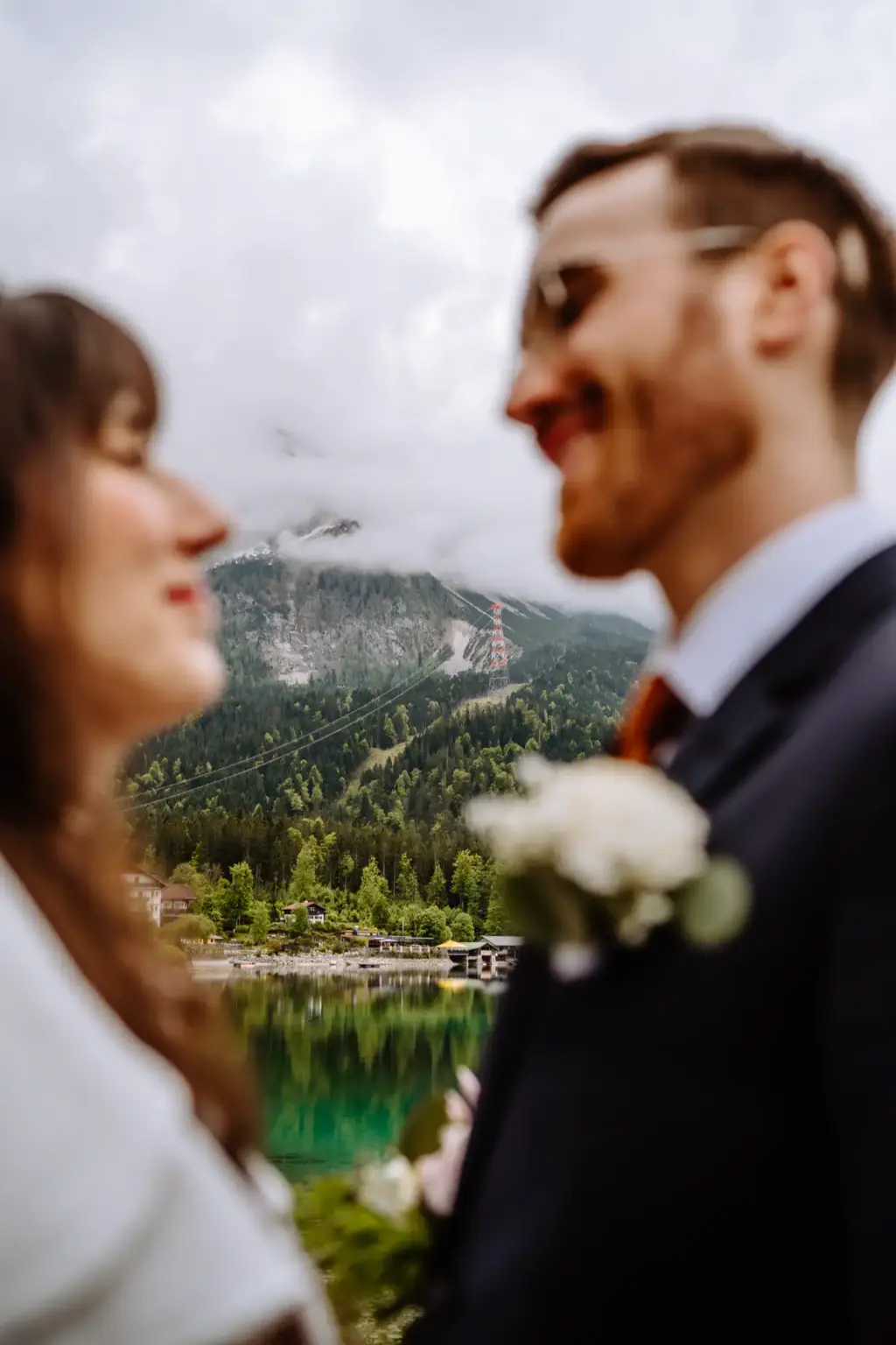 Ungestellte Paarfotos mit Blick auf die Zugspitze