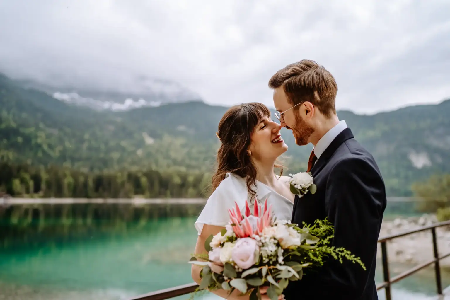 Grünes Wasser des Eibsees und Berge im Hintergrund