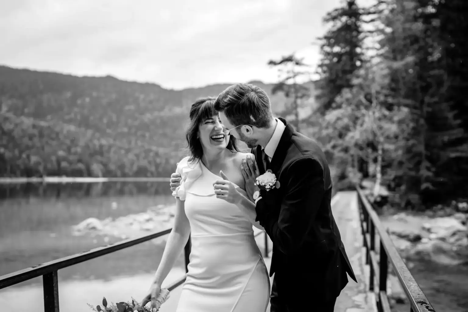 Ungestellte Paarfotos nach der Hochzeit auf der Zugspitze am Eibsee