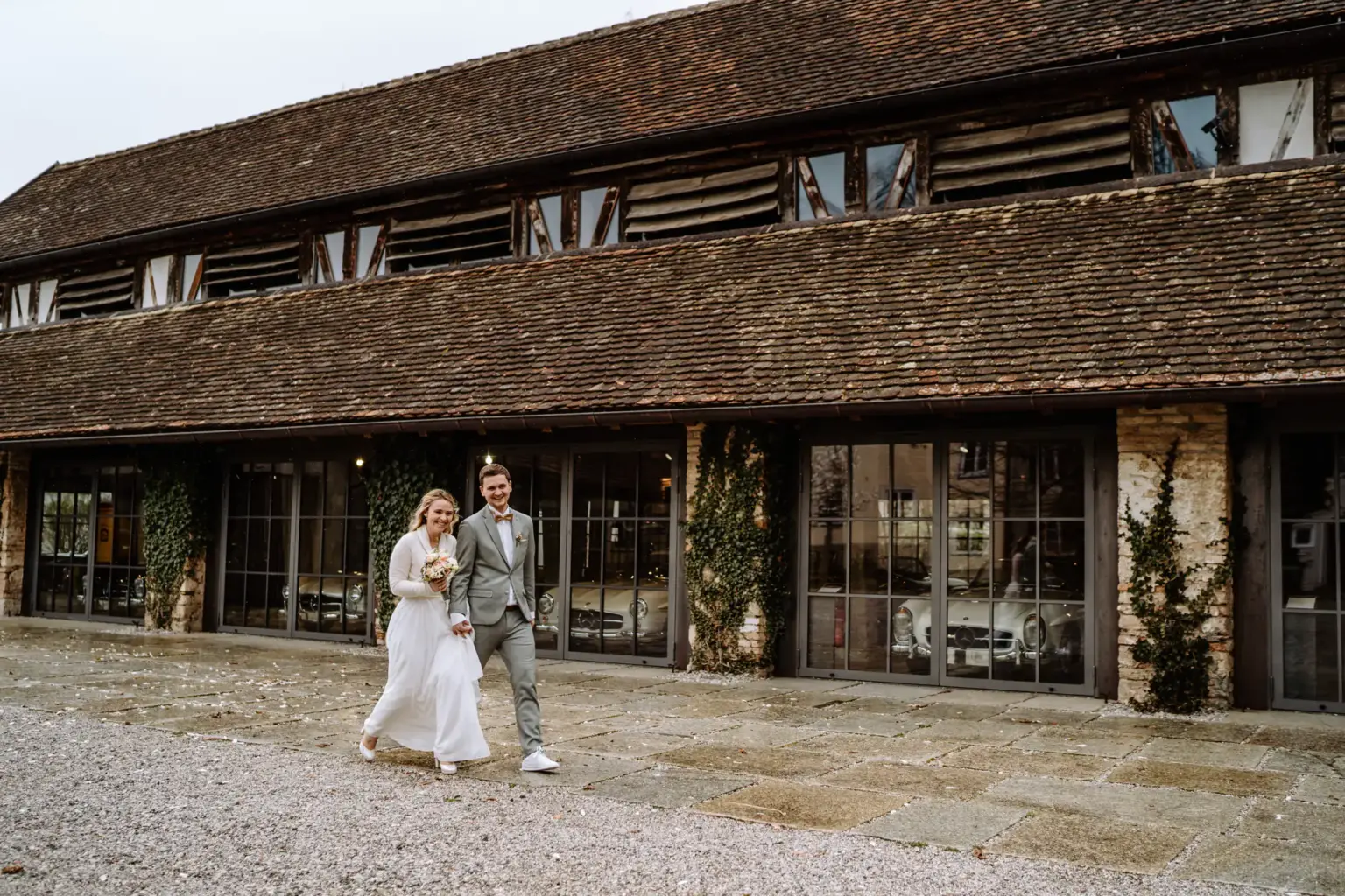 Brautpaar lacht glücklich beim Sektempfang nach der Trauung