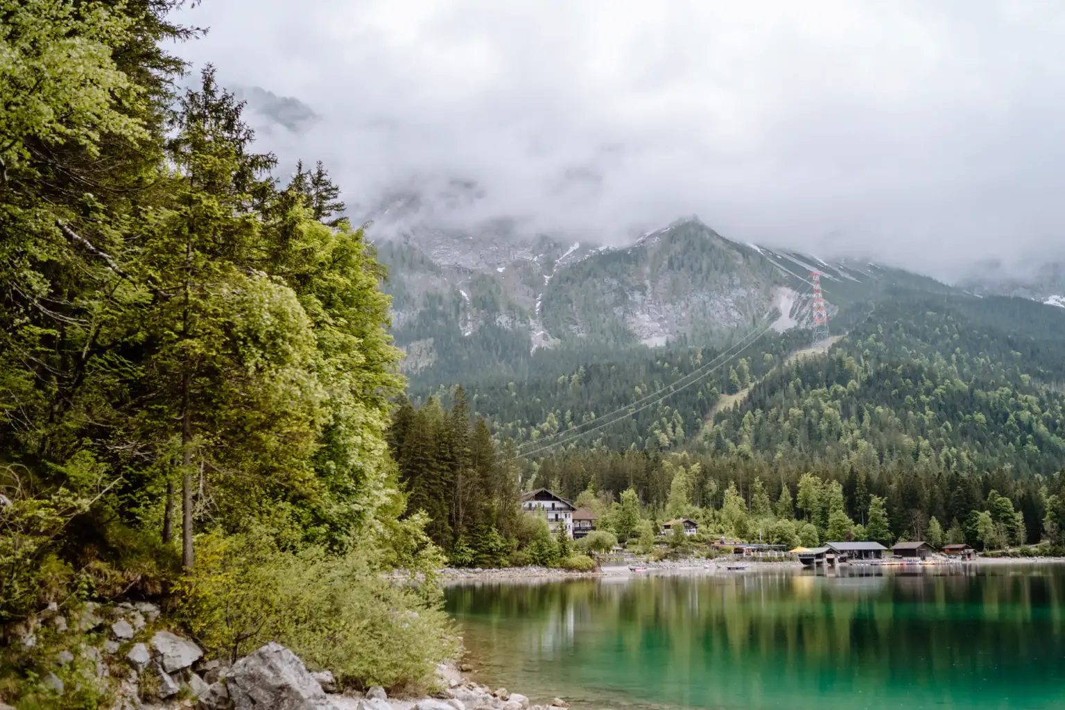 Vernebelter Blick auf die Zugspitze über den Eibsee
