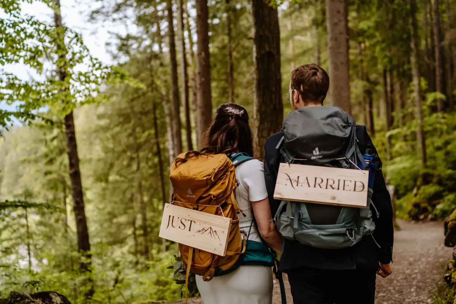 Braut und Bräutigam beim Paarshooting am Eibsee wandern durch den Wald
