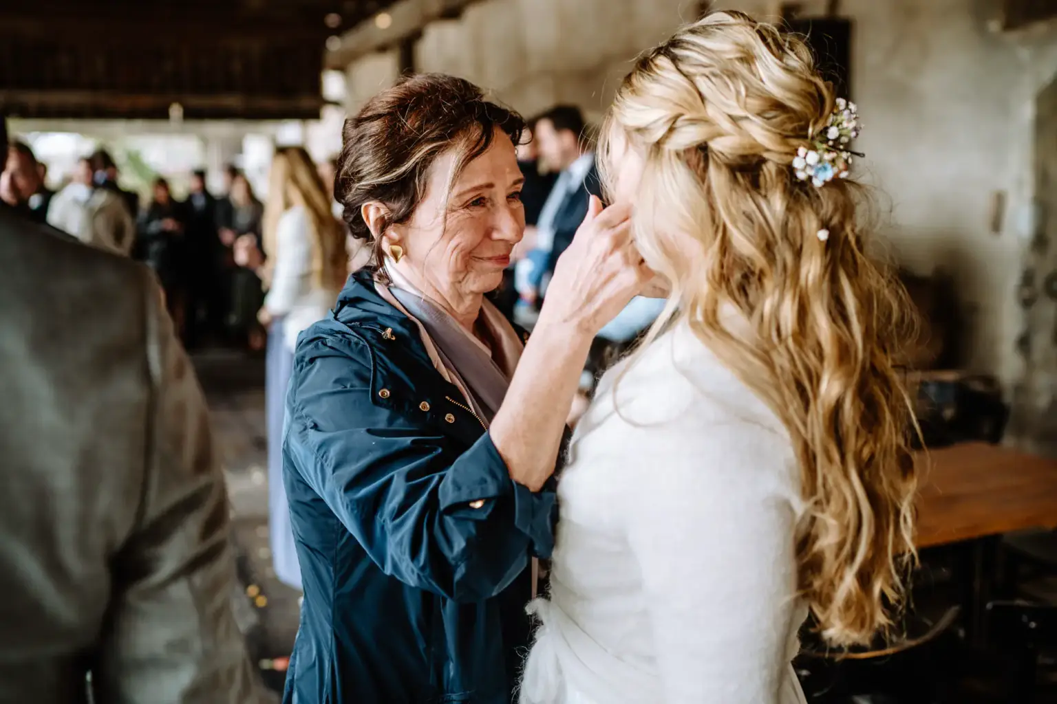 Gratulationen und Umarmungen nach der Trauung in Polling