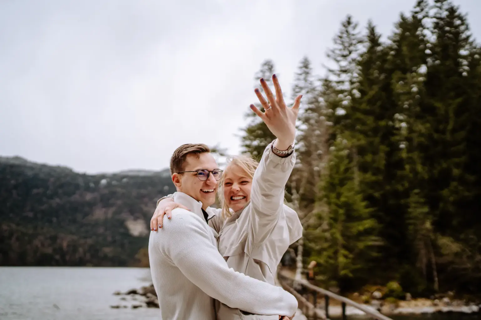 Verlobungsfotos am Eibsee mit Blick auf die Berge