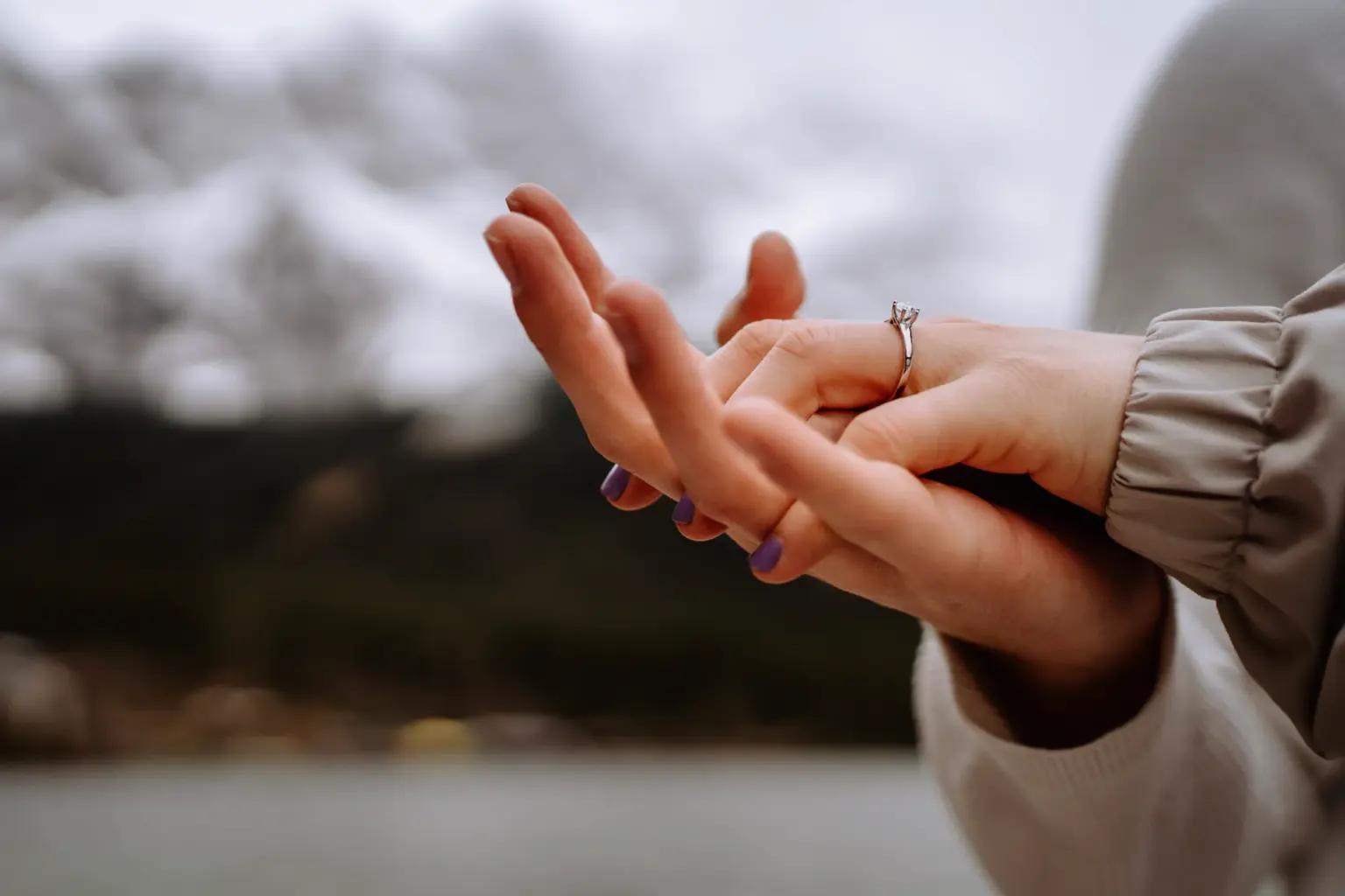 Verlobungsring beim Verlobungsshooting am Eibsee