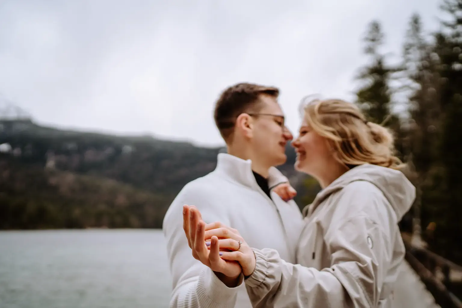 Verlobungsfotos am Eibsee mit Herzklopfen und Emotion