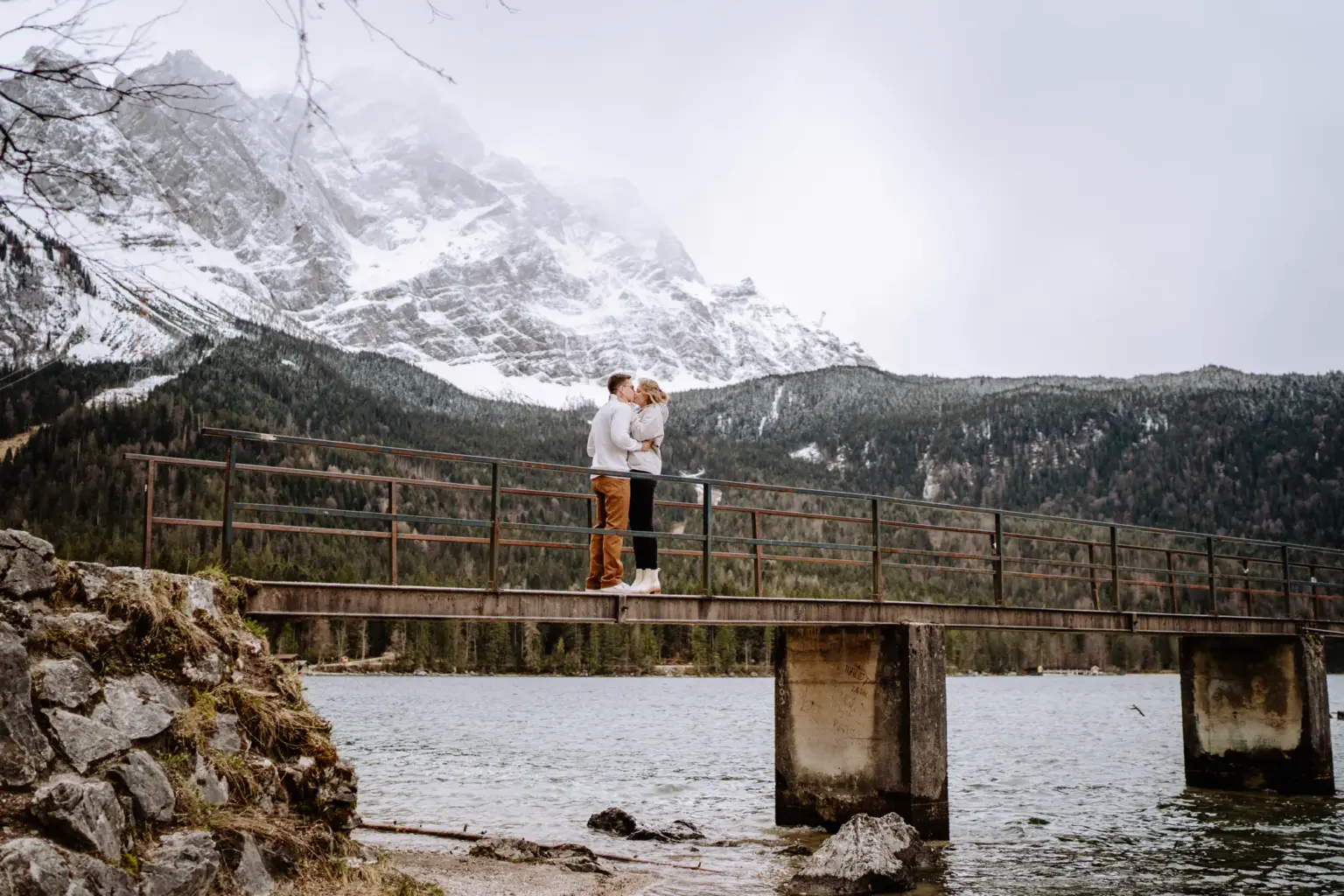 Paar genießt die gemeinsame Zeit nach der Verlobung