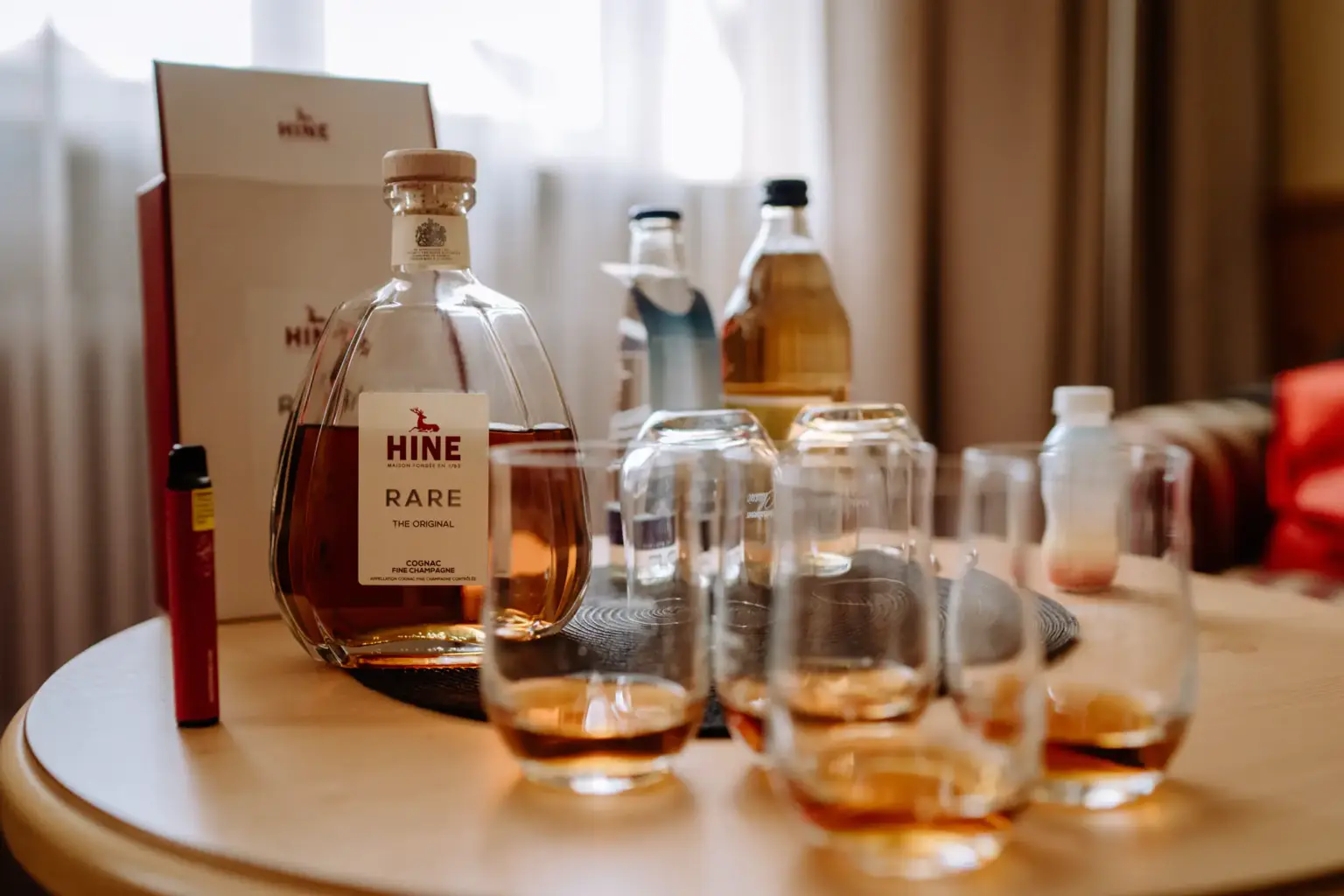 Bar beim Bräutigam beim Getting Ready