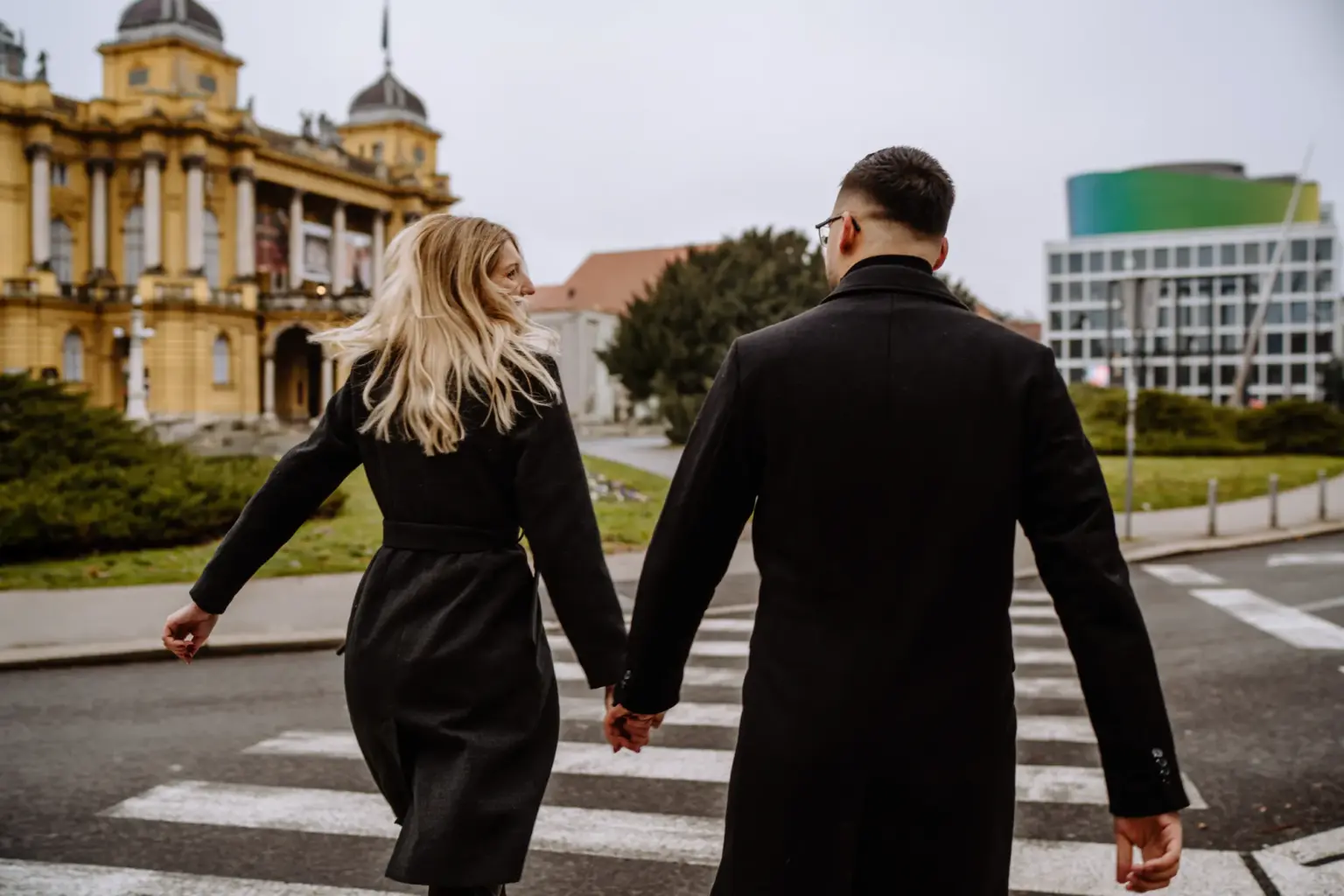 Paar läuft glücklich nach den Paarfotos in der Stadt umher