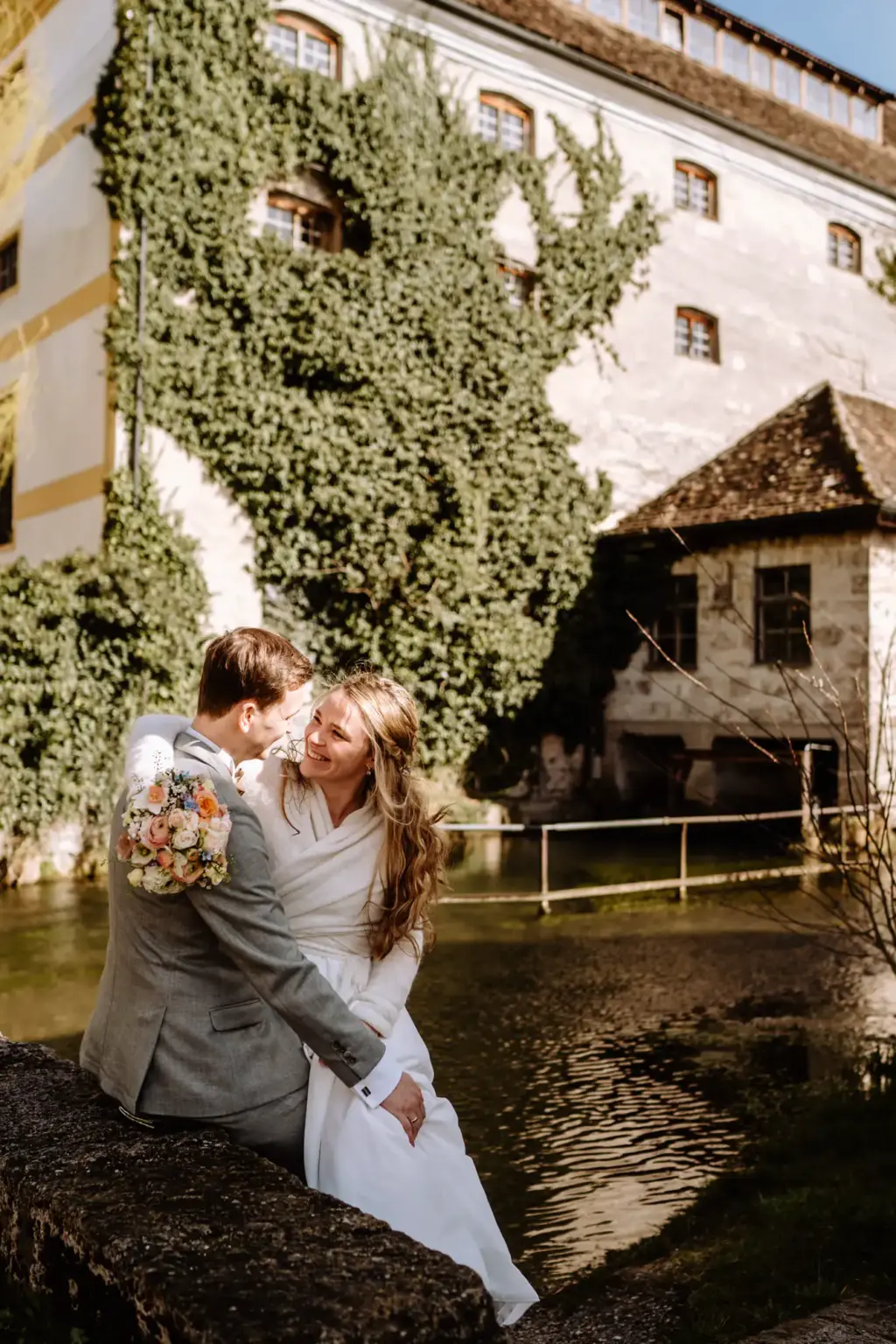 Braut und Bräutigam lachen entspannt beim Paarshooting