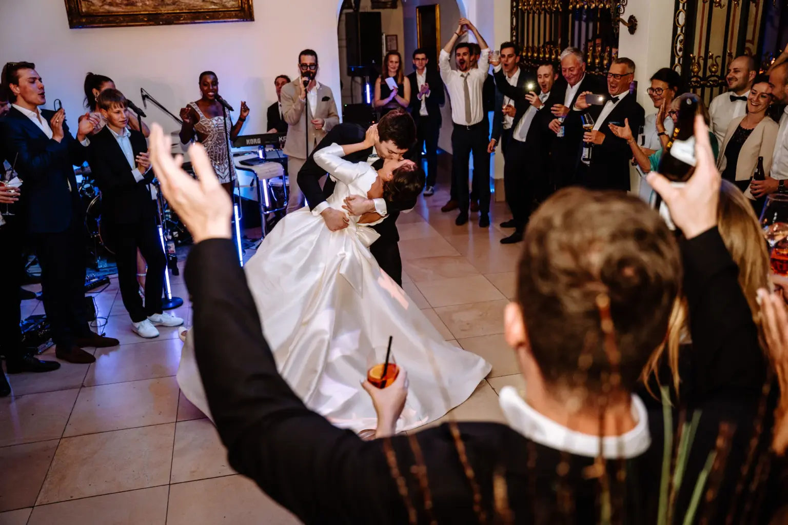 Inniger Kuss beim Hochzeitstanz