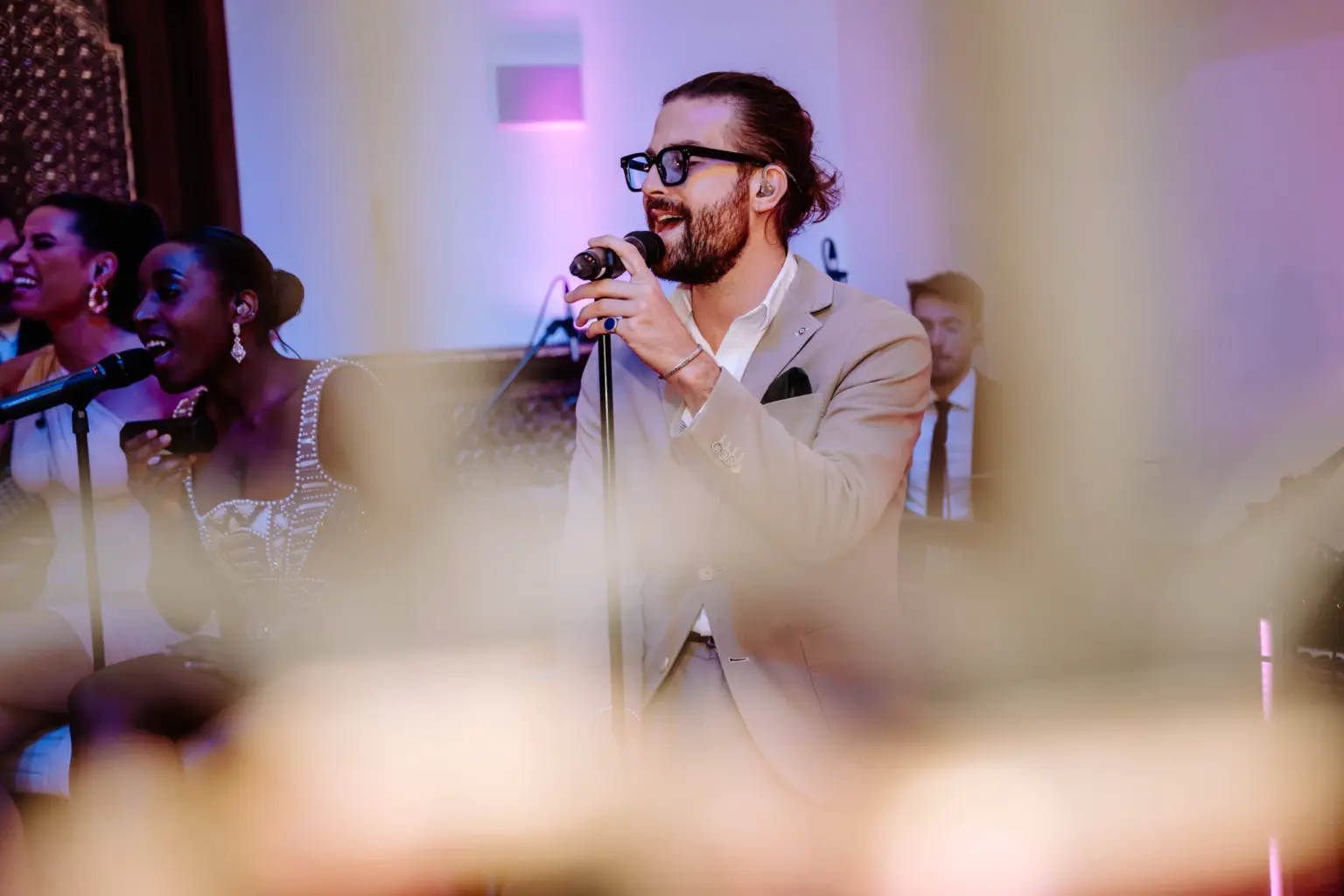 Sänger der musikalischen Begleitung für die Party