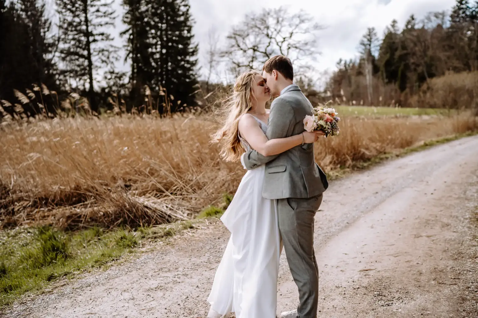 Emotionale und ungestellte Paarfotos vom Hochzeitsfotograf