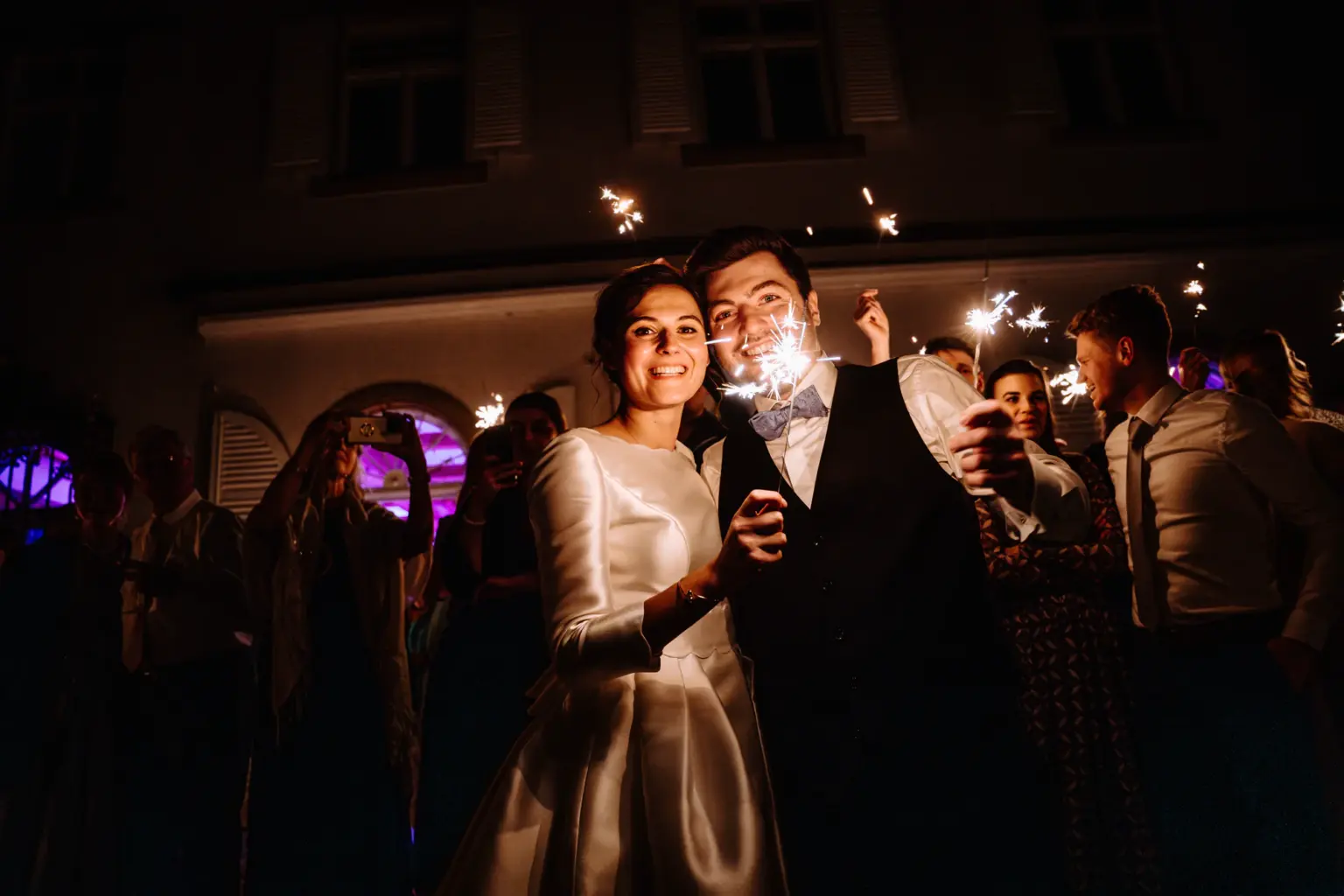 Brautpaar vor dem Feuerwerk am See