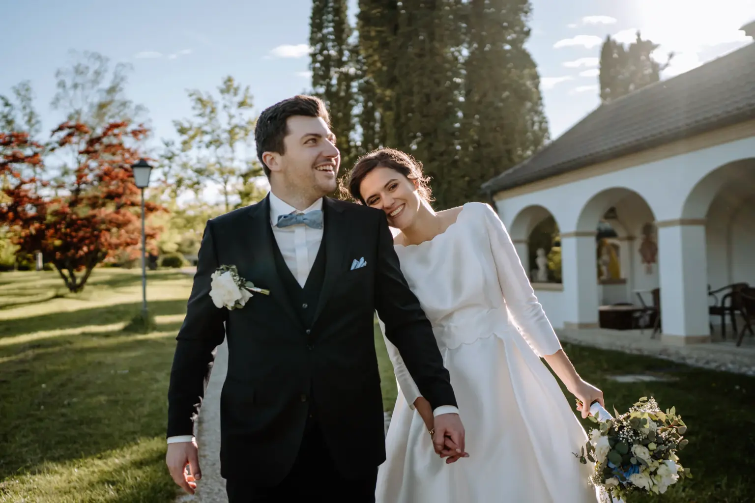 Brautpaar auf dem Weg zur Hochzeitsfeier nach dem Paarfotos